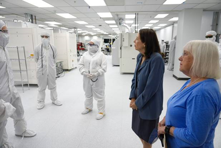 Maria Cantwell in lab